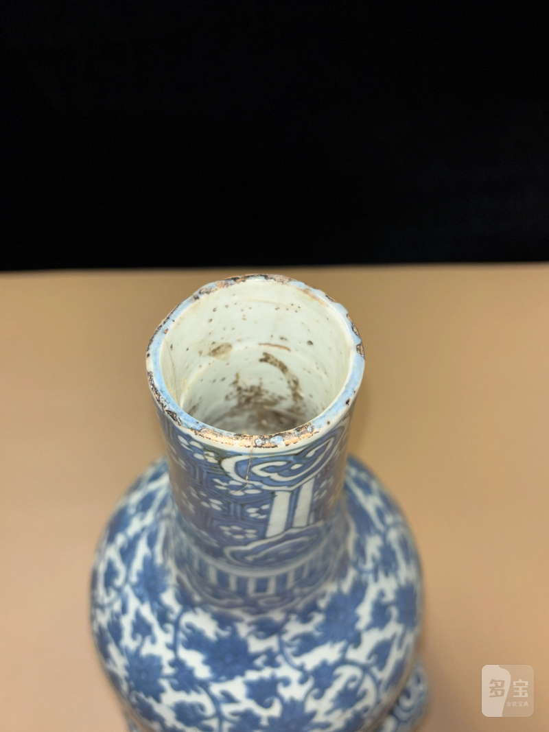 明嘉靖 青花缠枝莲纹天圆地方大葫芦瓶 - 图6
